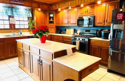 Chandlers Valley Cabin | Lazy Bear Cabin Pet Friendly-Handicap Accessible
