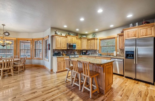 Wagon Wheel House | Lazy Bear - Game rm - Hot tub - Trailer parking - 3000 sq ft home - Rustic