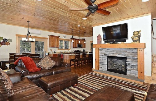 Morrisville Cabin | Lazy Bear Lodge: 4 br log home, fireplace, a/c, hot tub, pond & views!