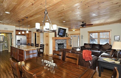 Morrisville Cabin | Lazy Bear Lodge: 4 br log home, fireplace, a/c, hot tub, pond & views!
