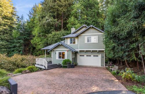 Guerneville House | Lazy Bear Lodge Hot Tub Dog Friendly BBQ Grill Forest Views
