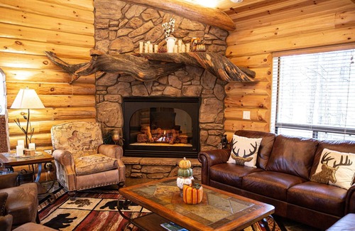Torreon House | Lazy Bear Lodge in Torreon. Game room, hot tub, something for everyone!