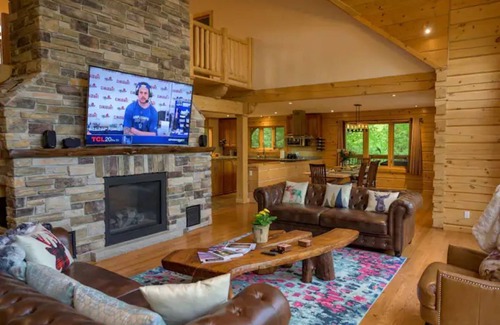 Cumberland Beach Cottage | Lazy Bear Log Home-Lake front