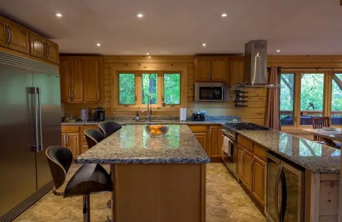 Cumberland Beach Cottage | Lazy Bear Log Home-Lake front