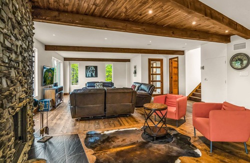 La Minerve Ski Chalet | Lazy Bear Luxurious Waterfront Chalet with 4 Bedrooms and Hot Tub