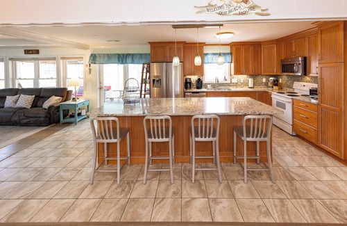 Sandbridge House | Lazy Daze - 7 bedroom with swimming pool and dock on the bay