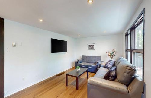Wasaga Beach House | Lazy Daze (House 2)