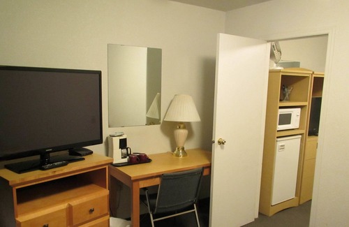 Claresholm Hotel | Lazy J Motel