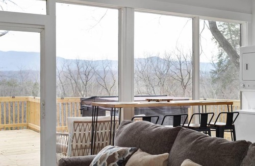 Luray House | Lazy Lake 3BR Cabin w/Mtn Views + Hot Tub +Wi-Fi