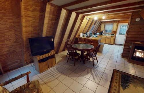 Logan Cabin | Lazy Lane Cabins - Pleasant View