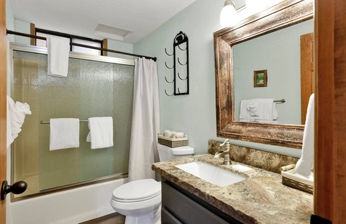 Big Bear City Cabin | Lazy Llama Lodge- Pool Table- Firepit- Essentials