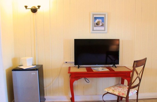 Cockburn Town House | Lazy lobster - Grand Turk B&B - Cozy balcony room with 2 queens beds