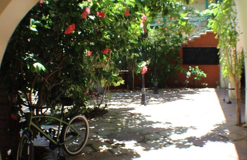 Cockburn Town House | Lazy lobster - Grand Turk B&B - Cozy balcony room with 2 queens beds