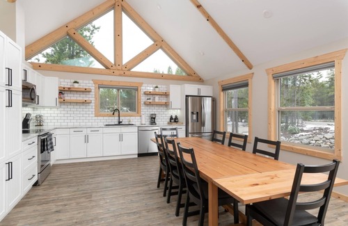Valemount House | Lazy Moose Cabin Rental