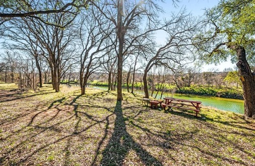 McGregor Cottage | Lazy River Cottage on the Middle Bosque River - kayaks and boats available.