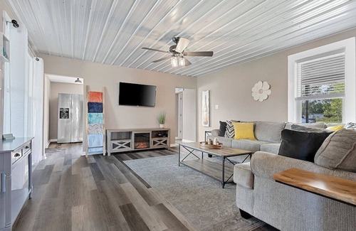 Oconto House | Lazy River Villa - Hottub! Fenced Yard! Sleeps 13!