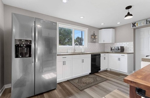 Oconto House | Lazy River Villa - Hottub! Fenced Yard! Sleeps 13!
