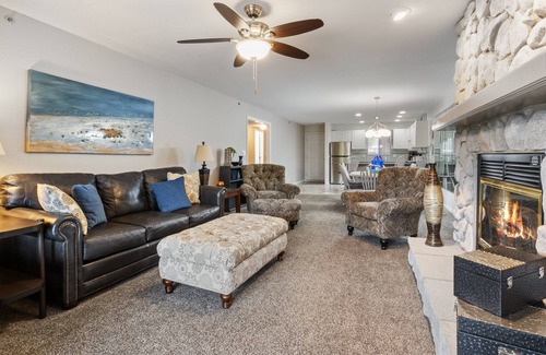 Osage Beach Condo | LazyDays Pet-Friendly Condo w/Pool & Playground at 3M