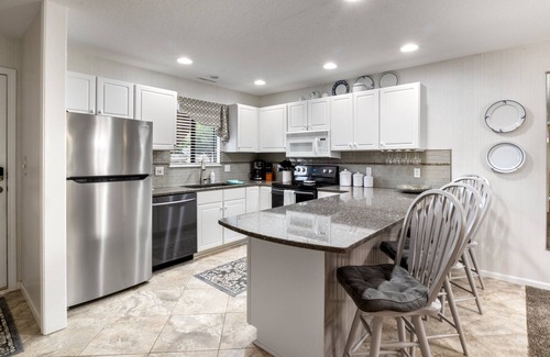 Osage Beach Condo | LazyDays Pet-Friendly Condo w/Pool & Playground at 3M
