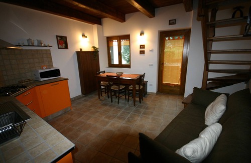 Comero Cottage | Le 2 formiche (Lauri): rustic cottage with terrace and garden