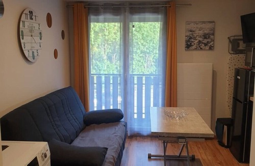 Bernex Apartment | Le 67-skiing and hiking -clothes washer-dryer-parking.