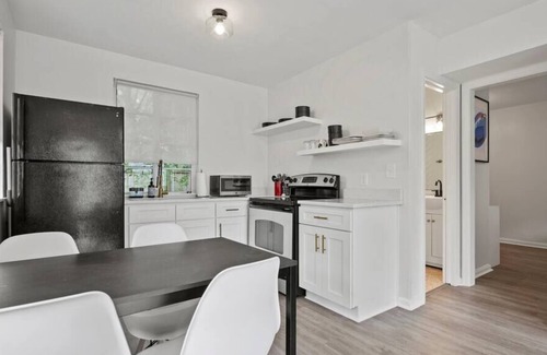 Avondale House | Le Avondale: Clean & Cozy 1 BDR