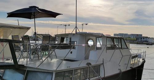 Bassins a Flot Boat Rental | Le Bateau Ivre