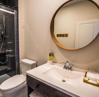 Les Collines-de-l'Outaouais Regional County Municipality Bed & Breakfast | Le Bellevue Modern Lodge