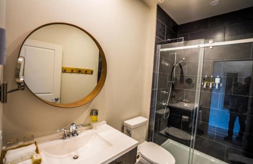 Les Collines-de-l'Outaouais Regional County Municipality Bed & Breakfast | Le Bellevue Modern Lodge