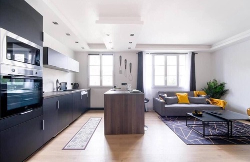 Athis-Mons Apartment | Le Black & White - 10 min Orly, 3 min Gare Juvisy