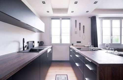 Athis-Mons Apartment | Le Black & White - 10 min Orly, 3 min Gare Juvisy