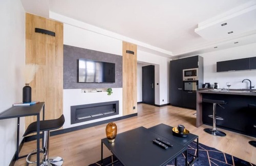 Athis-Mons Apartment | Le Black & White - 10 min Orly, 3 min Gare Juvisy