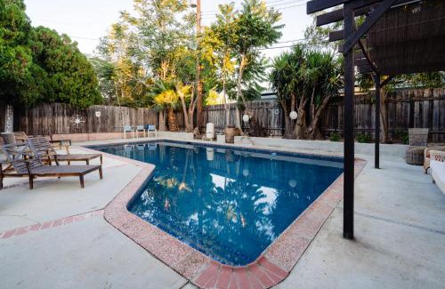 Canoga Park House | Le Bleu House - Newly Designed 3BR HOUSE & POOL by Topanga