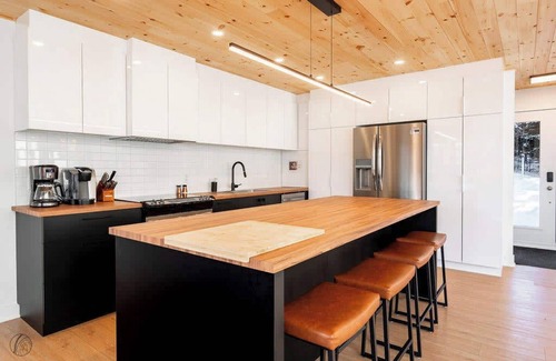 Saint Come Ski Chalet | Le Boisé | hot tub | pool table | Dogfriendly