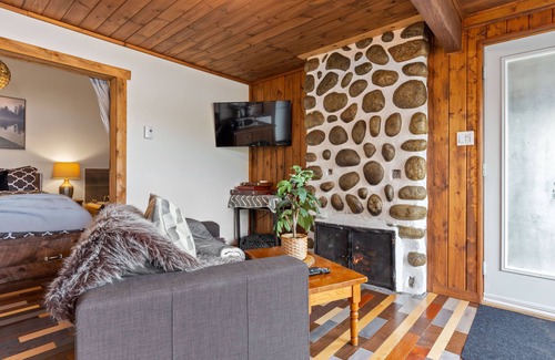 Sainte-Lucie-des-Laurentides Ski Chalet | ☀️ Le1617 - Private dock, Lake- Chalets in the north ☀️