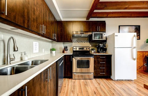 Sainte-Lucie-des-Laurentides House | Le Château : Waterfront, Beach, BBQ