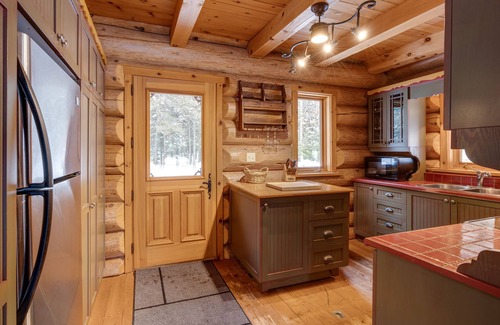 Mauricie Cabin | Le Caché: intimate log cabin, spa and waterfront (kayaks)