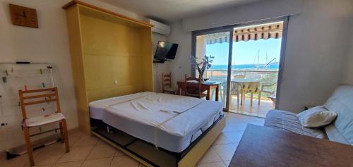 Frejus Port Apartment | LE CAPITOLE Vue mer Studio cabine 27m2 les pieds dans leau 2 adultes 2 enfants clim et garage