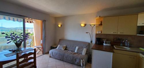 Frejus Port Apartment | LE CAPITOLE Vue mer Studio cabine 27m2 les pieds dans leau 2 adultes 2 enfants clim et garage