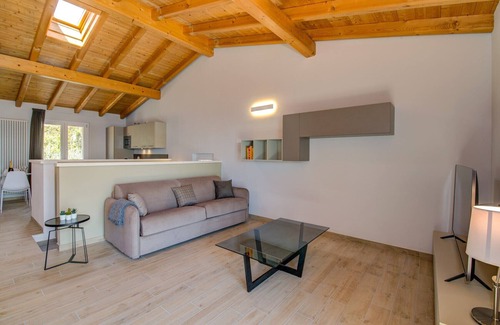 Pulciano Villa | Le Casette - Gargnà with pool and lake view