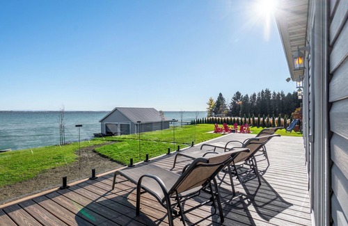 South Glengarry Ski Chalet | Le Castel ♥ Lake Front ☼ Fireplace & Kayaks