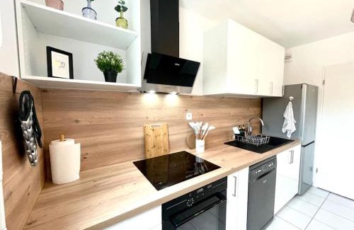Bellegarde-sur-Valserine Apartment | Le Central - Confort et Calme au centre-ville - Lits Queen Size