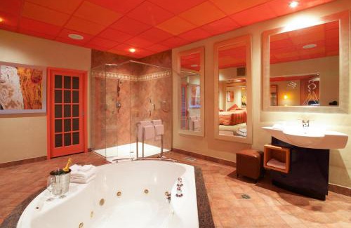 Cote-Des-Neiges—Notre-Dame-De-Grace Hotel | Le Chabrol Hotel & Suites