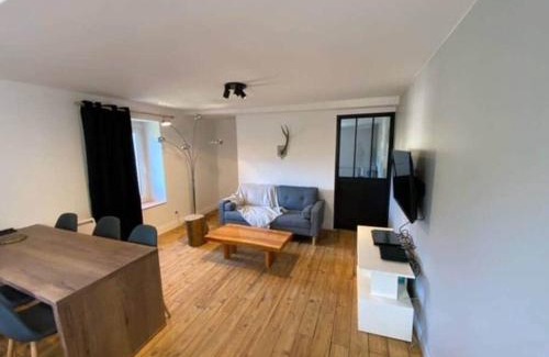 Savignac-les-Ormeaux Apartment | Le Chalet - Appartement 5 personnes avec parking