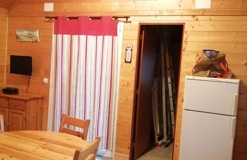 Bassignac Ski Chalet | Le Chalet de Lilie, gîte à la ferme. Cadre calme et verdoyant. Animaux acceptés