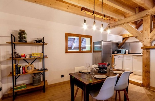 Thenesol House | LE CHALET DES CARRES