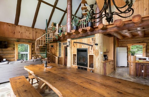 Sainte-Beatrix Ski Chalet | Le Chalet Inuksuk - Log Cabin, Waterfront, Spa
