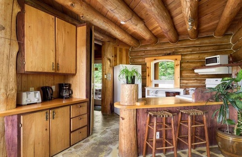 Sainte-Beatrix Ski Chalet | Le Chalet Inuksuk - Log Cabin, Waterfront, Spa