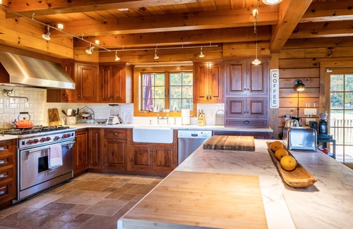 Jewett Ski Chalet | Le Chalet: Modern Design, Mountain views, Chef's Kitchen, Sauna & Hot Tub