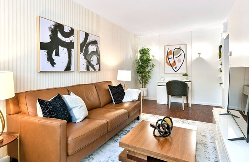 Winnipeg Ski Chalet | Le Chalet: Stylish 4bdrm Getaway w/ Hot Tub, Pool